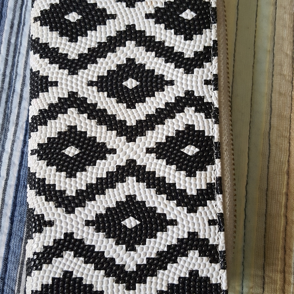 Black & white Aztec textured wallet